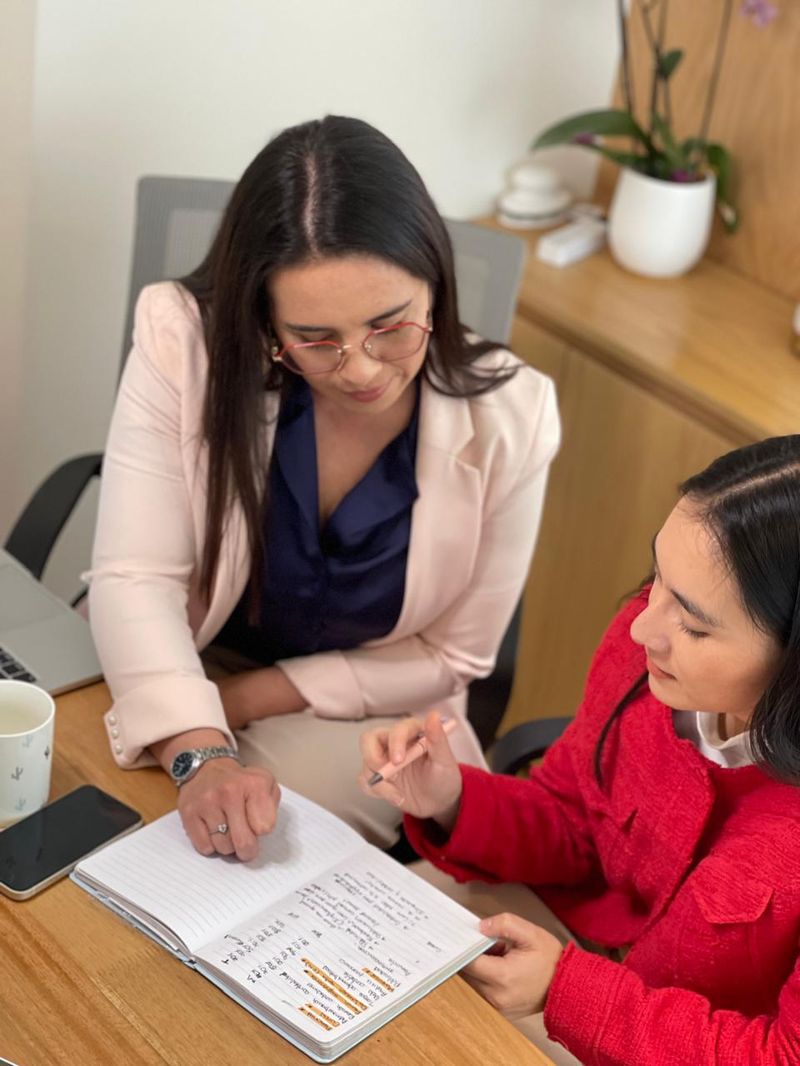 Las hermanas Granada revisando las cifras de un cliente